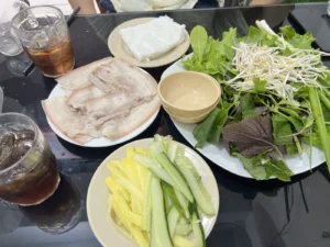 ลิ้มลองรสชาติอาหารพื้นเมือง: แหนมเนืองหมูย่างไดลาน (Banh Trang Thit Heo Dai Loc)