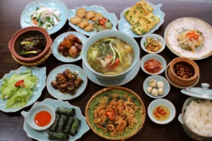 在 Cơm nhà vui 享用温馨的家常饭菜