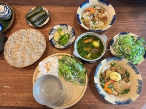 在 Mi Quang Ba Mua 享用特色早餐