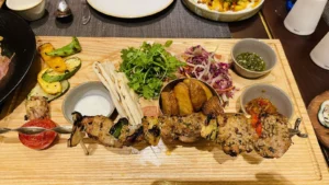 ラ・プラージュでランチ：インフィニティプールを備えたダナン最高級の地中海風ビーチクラブレストラン