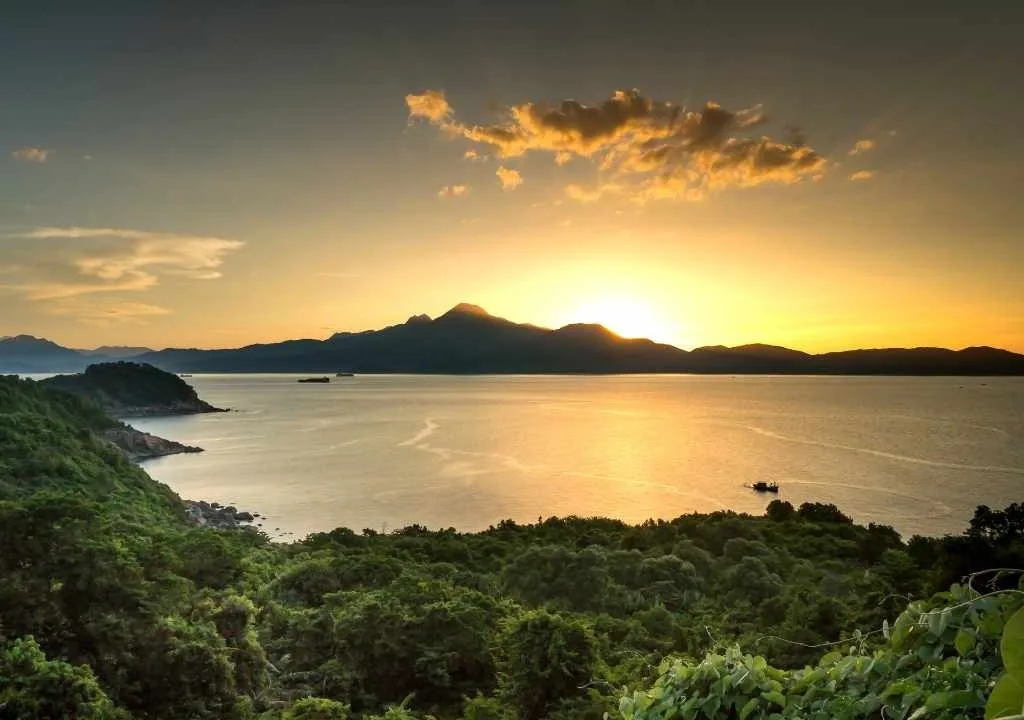 夏のソンチャ半島の夕暮れ：ダナン市民だけが知る秘密の場所